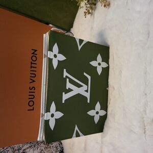 LOUIS VUITTON Limited Edition Monogram Giant Toiletry Pouch 26 Kaki